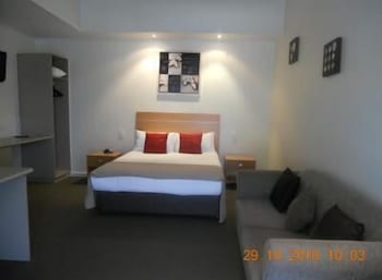 Burkes Hotel Motel - Surfers Gold Coast 6