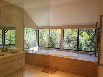 Jarrah Grove Forest Retreat - Adults Only - Surfers Gold Coast 1