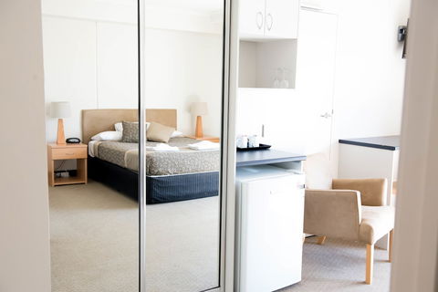 Capella Coach Inn - Surfers Gold Coast 1