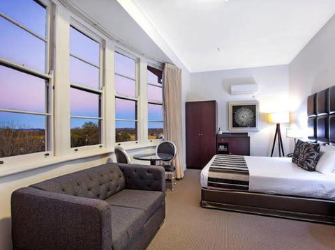 Monte Pio Hotel & Conference Centre - Surfers Gold Coast 1