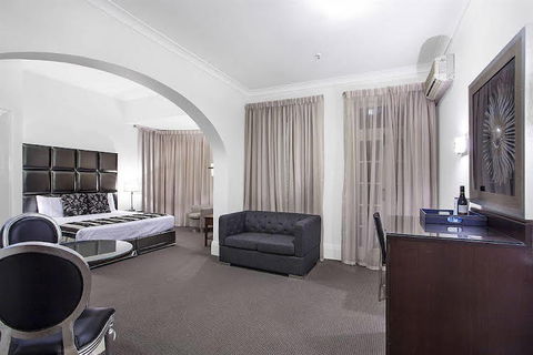 Monte Pio Hotel & Conference Centre - Surfers Gold Coast 0