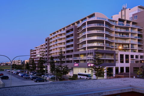 Sage Hotel Wollongong - Surfers Gold Coast 1