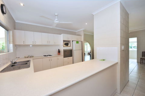 Seascape Holidays - 53 Reef Street - Surfers Gold Coast 3