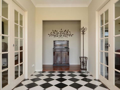 Silver Springs (4br) Cottage With Wifi Views Olives & Space . Fireplace Views Olives & Space - Surfers Gold Coast 4