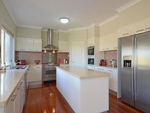 Silver Springs (4br) Cottage With Wifi Views Olives & Space . Fireplace Views Olives & Space - Surfers Gold Coast 1