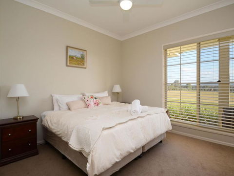 Silver Springs (4br) Cottage With Wifi Views Olives & Space . Fireplace Views Olives & Space - Surfers Gold Coast 6