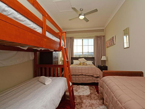 Silver Springs (4br) Cottage With Wifi Views Olives & Space . Fireplace Views Olives & Space - Surfers Gold Coast 3