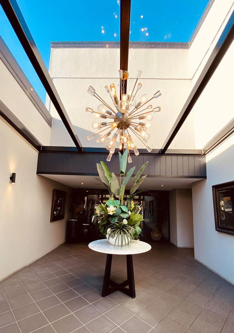 The Windsor Castle Hotel - Surfers Gold Coast 1