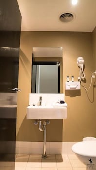 The Windsor Castle Hotel - Surfers Gold Coast 6