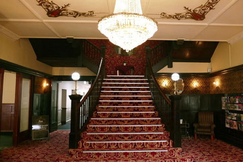 Jens Town Hall Hotel - Surfers Gold Coast 1