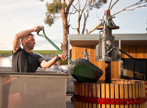 Izway Wines - Surfers Gold Coast 0