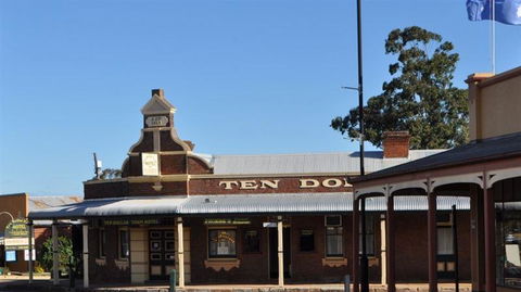 Phoebe's @ Ten Dollar Town Motel - Surfers Gold Coast 6