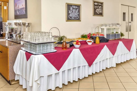 Comfort Inn & Suites Goodearth - Surfers Gold Coast 9