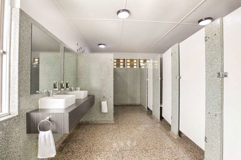 Camp Hill Hotel - Surfers Gold Coast 1