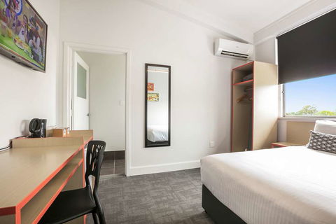 Camp Hill Hotel - Surfers Gold Coast 2