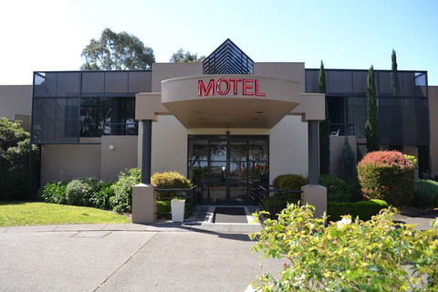 Dingley International Hotel - Surfers Gold Coast 0