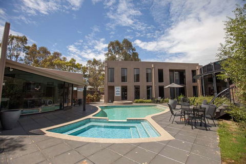 Dingley International Hotel - Surfers Gold Coast 1
