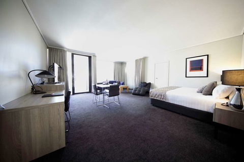 Dingley International Hotel - Surfers Gold Coast 7