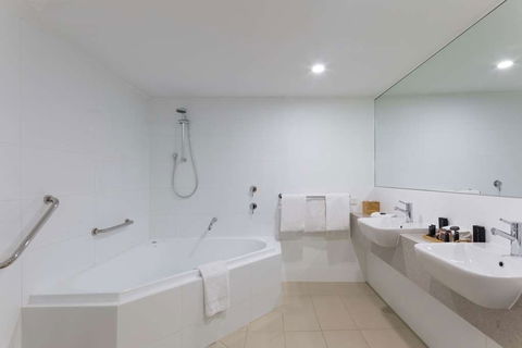 Dingley International Hotel - Surfers Gold Coast 11
