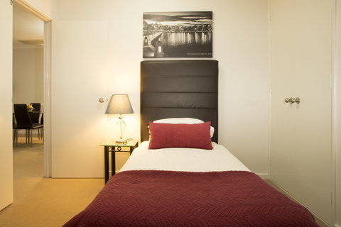 Regal Apartments - Surfers Gold Coast 7