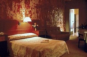 Desert Cave Hotel - Surfers Gold Coast 2