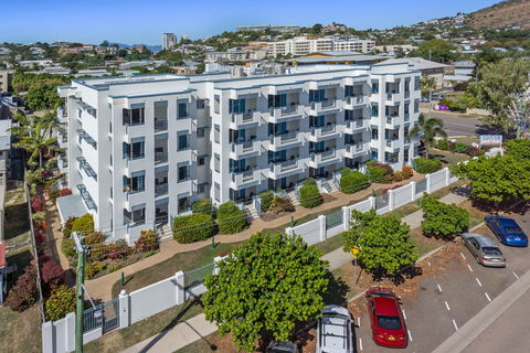 Madison Ocean Breeze - Surfers Gold Coast 0