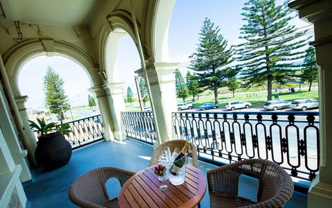 Largs Pier Hotel - Surfers Gold Coast 2