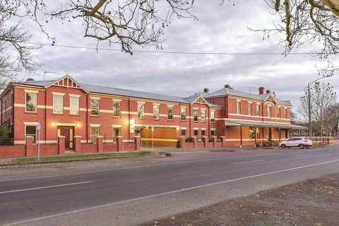 Lake Inn Ballarat - Surfers Gold Coast 1