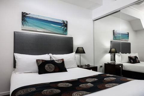 Central Holborn Apartments - Surfers Gold Coast 1