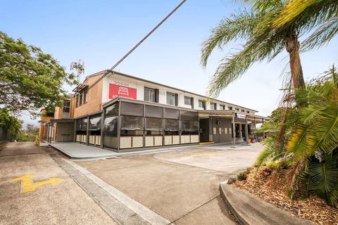 Camp Hill Hotel - Surfers Gold Coast 0