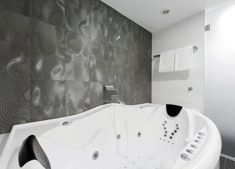 Avenue Hotel Canberra - Surfers Gold Coast 4