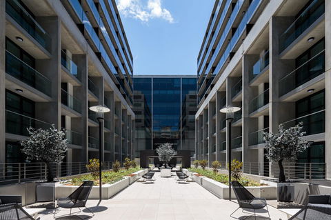 Avenue Hotel Canberra - Surfers Gold Coast 7