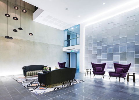 Avenue Hotel Canberra - Surfers Gold Coast 1