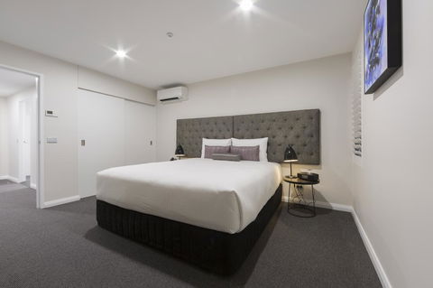 Avenue Hotel Canberra - Surfers Gold Coast 30