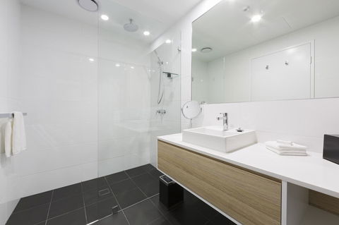 Avenue Hotel Canberra - Surfers Gold Coast 29