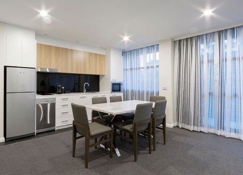 Avenue Hotel Canberra - Surfers Gold Coast 9
