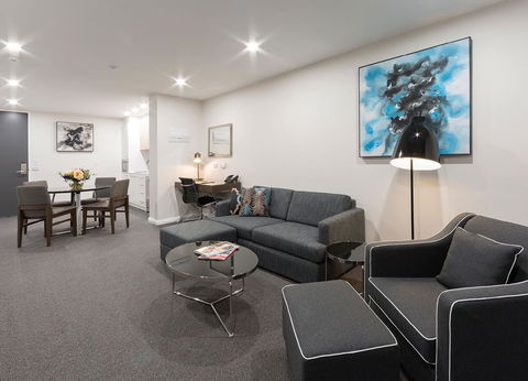 Avenue Hotel Canberra - Surfers Gold Coast 2