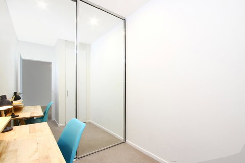 IQ Smart Apartments 704 Braddon ACT - Surfers Gold Coast 1