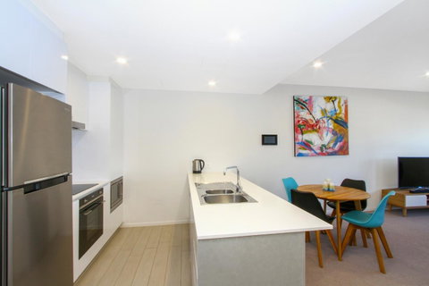 IQ Smart Apartments 704 Braddon ACT - Surfers Gold Coast 4