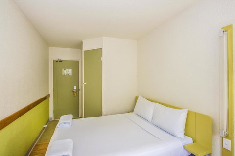 Ibis Budget Canberra - Surfers Gold Coast 3