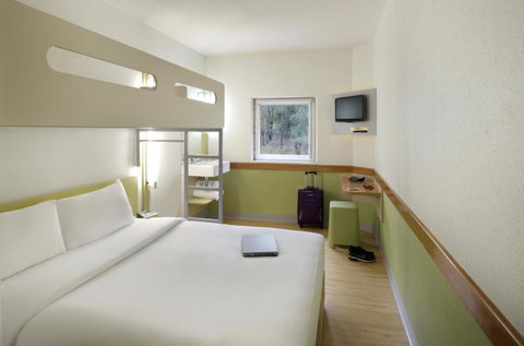 Ibis Budget Canberra - Surfers Gold Coast 4