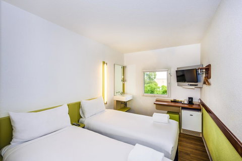 Ibis Budget Canberra - Surfers Gold Coast 1