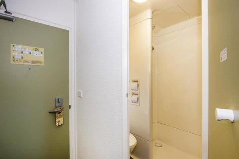 Ibis Budget Canberra - Surfers Gold Coast 7