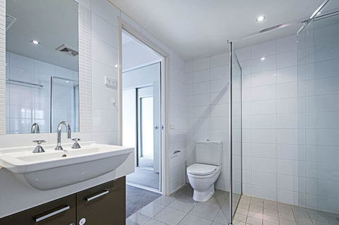 Spacious 1BR Stylish New Acton Apartment +Parking - Surfers Gold Coast 9