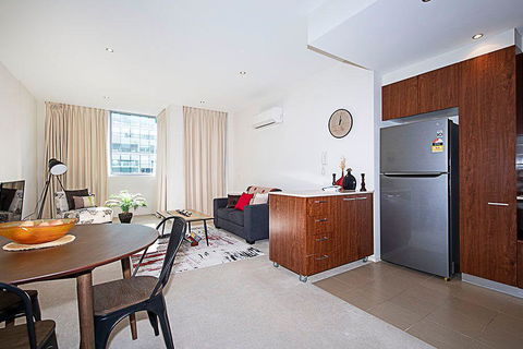 Spacious 1BR Stylish New Acton Apartment +Parking - Surfers Gold Coast 5