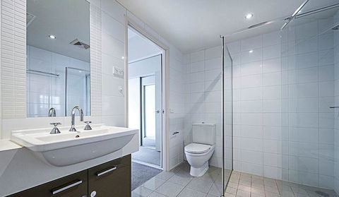 Spacious 1BR Stylish New Acton Apartment +Parking - Surfers Gold Coast 3