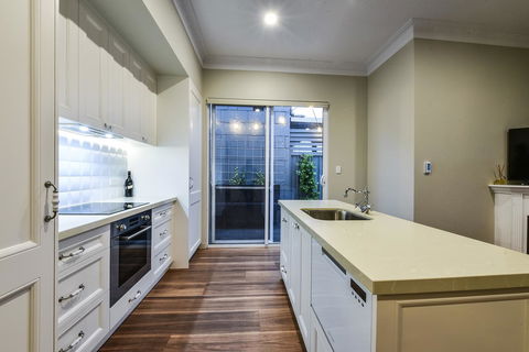 Aloha Central Luxury Apartments - Surfers Gold Coast 10