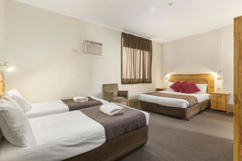 Adelaide Paringa - Surfers Gold Coast 6