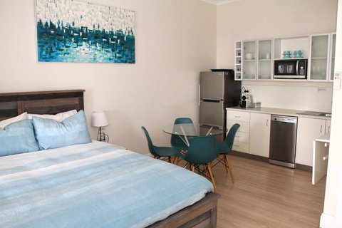 Smugglers Inn Studio Apartments - Surfers Gold Coast 4