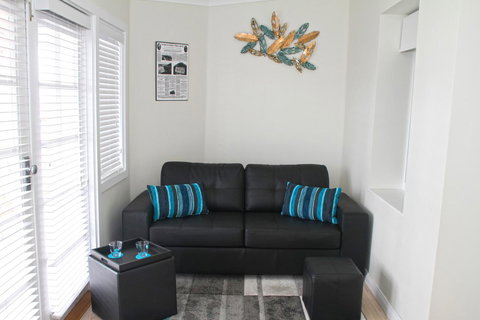 Smugglers Inn Studio Apartments - Surfers Gold Coast 3